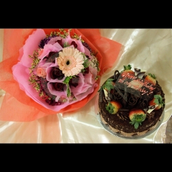 GF1032-cake with flowers bouquet